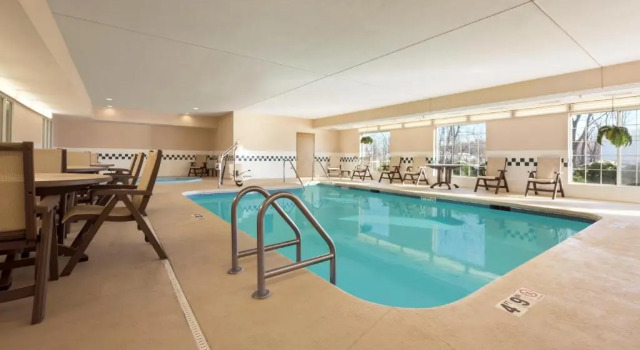 Четырёхместный номер Standard Country Inn & Suites by Radisson, Clinton, IA