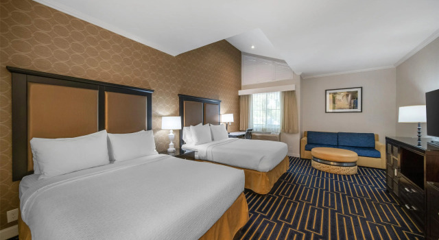 Четырёхместный люкс Best Western Plus Palm Court Hotel