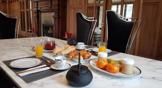 Номер Deluxe Maison Les Étoiles chambres dhôtes de charme avec jardin paisible et petit déjeuner à Tonnerre