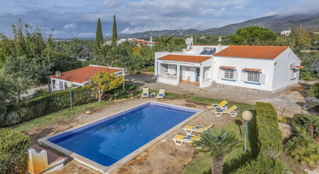 Muxima in Quelfes With 3 Bedrooms and 2 Bathrooms, Rezervovat Hotel Hotely v Quelfes s parkováním, Parkování