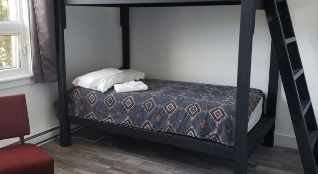 Кровать в общем номере Auberge La Petite École de Forillon