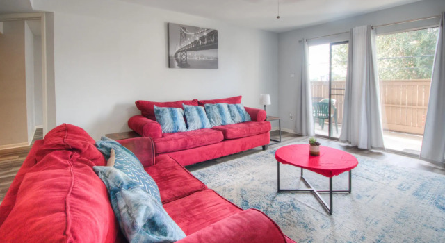 Spacious 3 BR, 2 BA Condo near Med Center & NRG, Забронировать Отель Хьюстон Texas Gulf Coast, рядом с Парк NRG