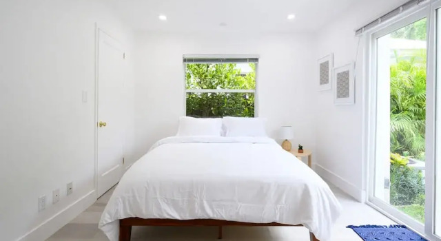 Bright Comfortable Apt in Victoria Park