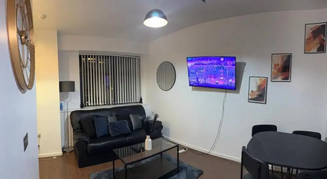 Spacious 3-br Apt in Central, Birmingham, Забронировать Апартаменты/квартира Отели Бирмингема с парковкой, рядом с Океанариум «Национальный центр морской жизни», Парковка