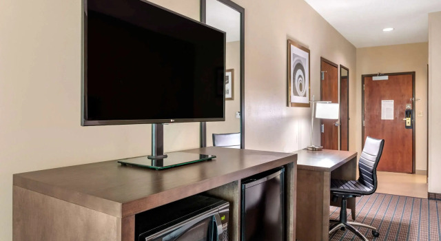Четырёхместный номер Standard Comfort Inn & Suites Cincinnati Uptown Clifton