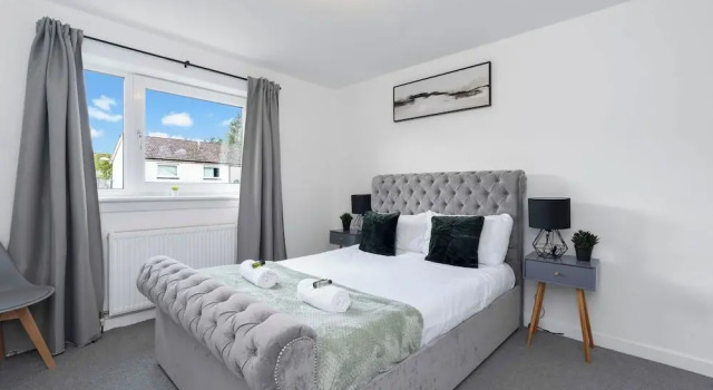 Stylish 4bed Home Free Parking 20 Min to Edinburgh, Varaa Lomakoti Livingston West Lothian