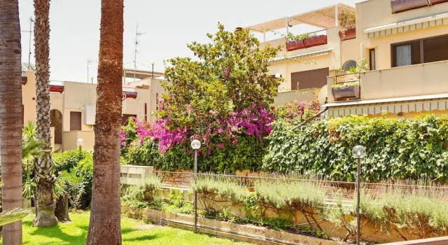 Le Palme Apt with Terrace and Sea View, Забронировать Отель Отели в центре Ачи-Кастелло, в центре, Парковка