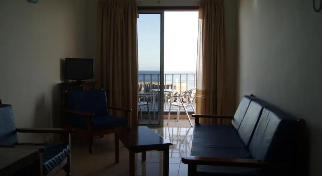 Апартаменты с 2 комнатами с балконом и с видом на море Apartamentos Los Saltos