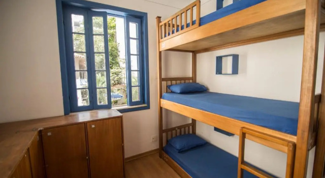 Кровать в общем номере Ipanema Beach House