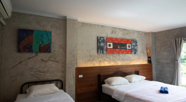 Трёхместный семейный номер Standard с балконом GongKaew HuenKum Hotel