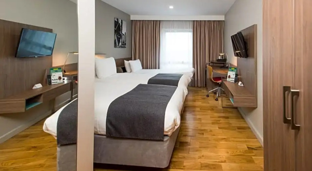 Трёхместный номер Standard Holiday Inn London West by IHG