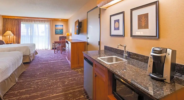 Четырёхместный номер Standard с балконом Best Western Premier The Lodge on Lake Detroit