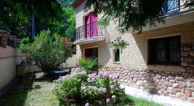 Студия F2 de 45 m2 avec jardin au rdc dans villa chiens OK à 5 min à pied des Thermes de Vernet-les-Bains, location de samedi à samedi