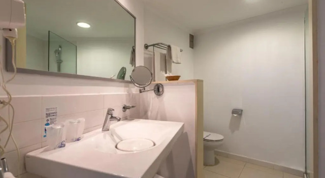 Suite con balcón Hotel Illot Suites
