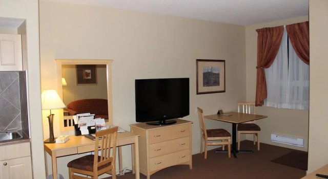 Двухместный люкс с балконом Clearwater Suite Hotel