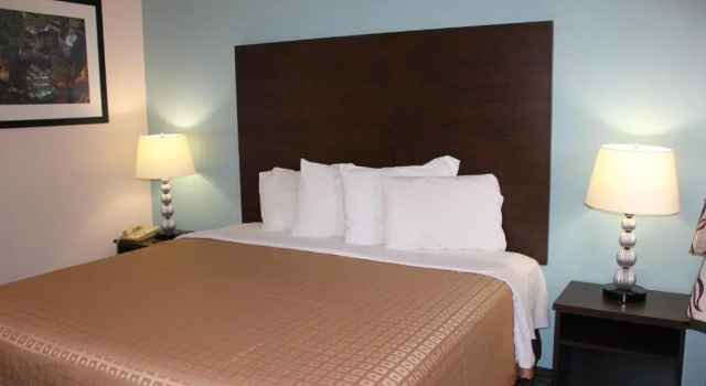 Номер Standard Sterling Inn near IAG Airport