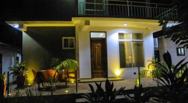A gorgeous 2 bedroom condo with a king size bed, Buchen Sie Ferienwohnung Hotels in Daressalam mit Parkplatz, Parkplätze