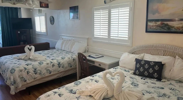 Коттедж 2 Bedroom Waterfront Pool Side!