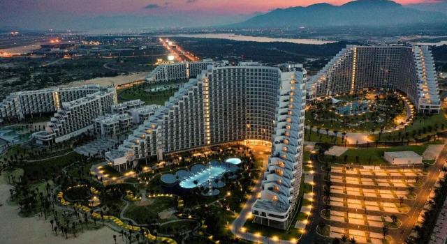 Курортный отель The Empyrean Cam Ranh Beach Resort