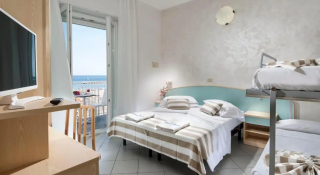 Четырёхместный номер Standard с видом на море Strand Hotel