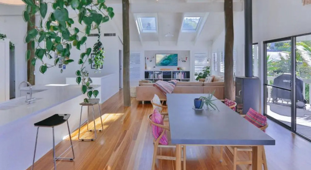 15 McAnally Drive Fabulous Family Home with Magnificent Ocean Views Pool Walk to Beach, Prenota Hotel Hotel a Queensland con parcheggio, Parcheggio