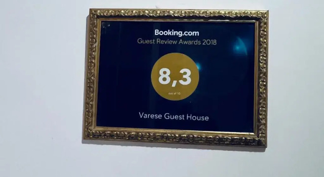 Кровать в общем номере Varese Guest House