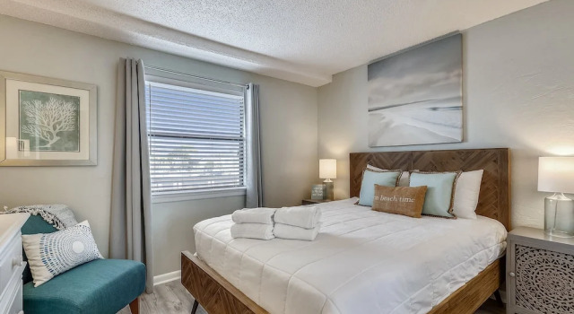 Venus 206 is a 1 BR on Okaloosa Island steps from the pool and easy beach access by RedAwning, Book Lejlighed Fort Walton Beach Emerald Coast
