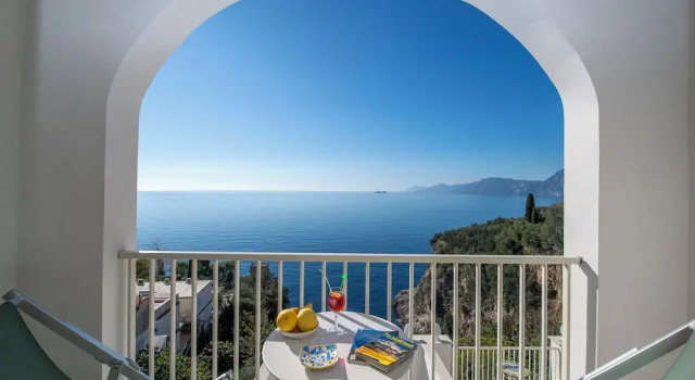 Четырёхместный номер Standard с балконом и с видом на море Hotel Villa Bellavista