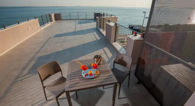 Апартаменты с балконом и с видом на море Seaside Luxury Suites