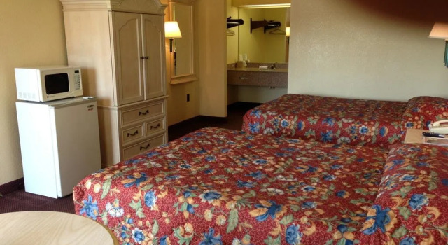 Holiday Terrace Inn - Pigeon Forge, Забронировать Отель Отели Пиджен-Фордж с парковкой, рядом с Cooter’s Place &amp; Museum, Парковка