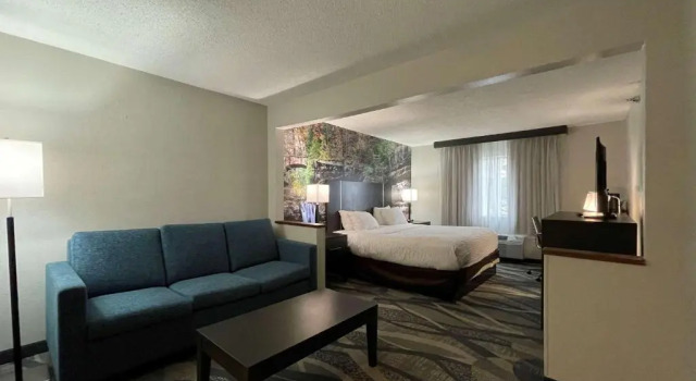 Люкс Clarion Pointe Fairborn near Wright Patterson AFB