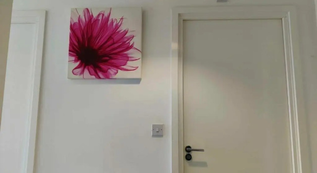 Cheerful house, private room and private shower/ toilet. comfortable king size mattress, Забронировать Отель Колчестер Эссекс, рядом с Colchester General Hospital