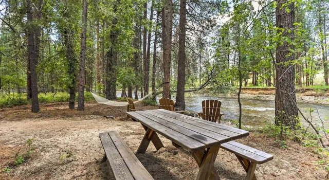Riverside Winthrop Chalet w/ Hot Tub & 2 Decks!, Buchen Sie Chalet Winthrop Washington (state)