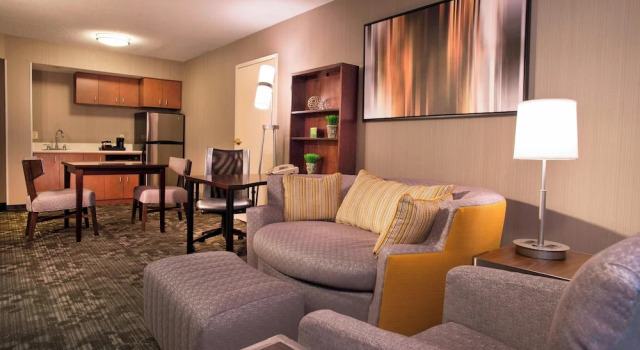 Люкс c 1 комнатой с балконом Courtyard by Marriott Tysons McLean