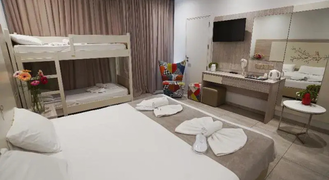Семейный номер Superior с балконом Nicholas Color Hotel