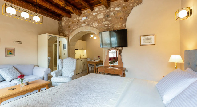Люкс с видом на бассейн Phaedra Suites