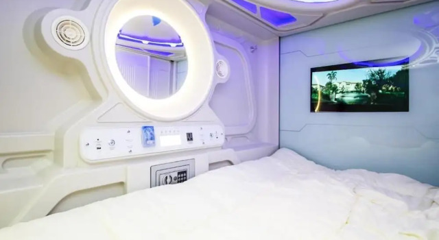 Кровать в общем номере Capsule Hostel
