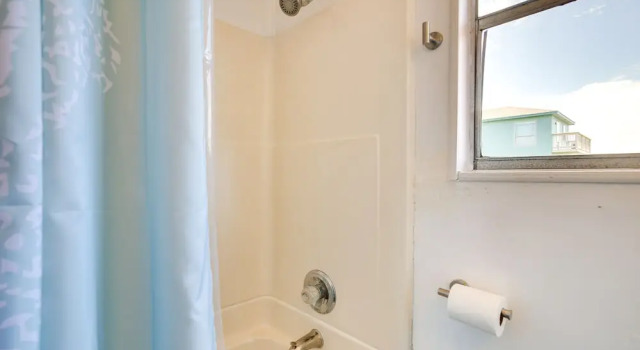 Коттедж Bright Surfside Beach Home w/ Deck, Walk to Beach!