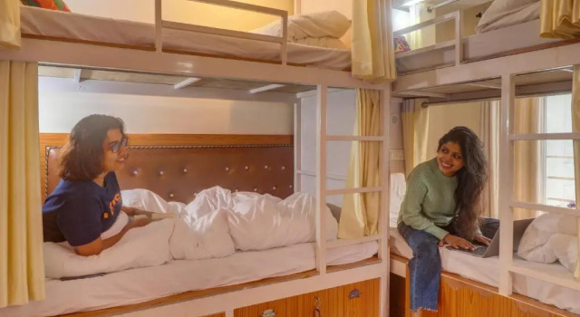 Кровать в общем номере (женский номер) Karwaan Hostel