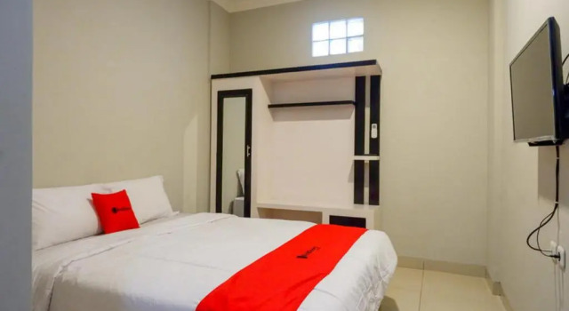 RedDoorz Plus near Jogja City Mall 5, Book Hotel Sleman Yogyakarta Province