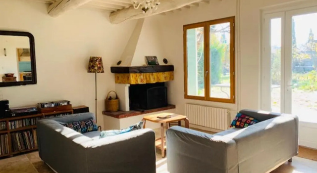 Коттедж Stone house in Isle-sur-la-Sorgue