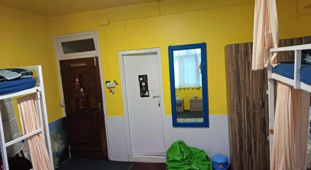 Кровать в общем номере Tag Along 2 0 Hostel Gangtok