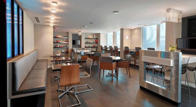 Четырёхместный клубный номер Standard Renaissance Edmonton Airport Hotel