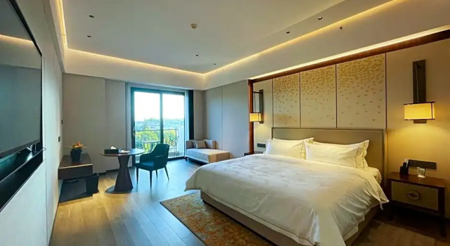 Номер Deluxe New World Taishan Hotel