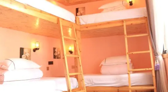 Кровать в общем номере Qiuye Shanju Hostel