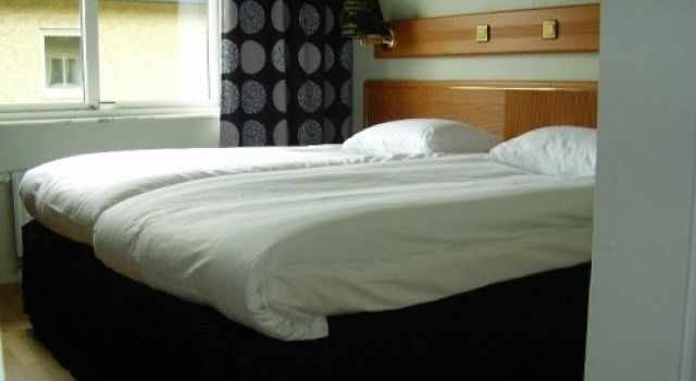 Кровать в общем номере Arena Hotell