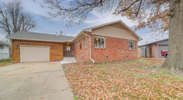 Коттедж 6 Mi to Dtwn: Dog-friendly Home w/ Yard in Tulsa