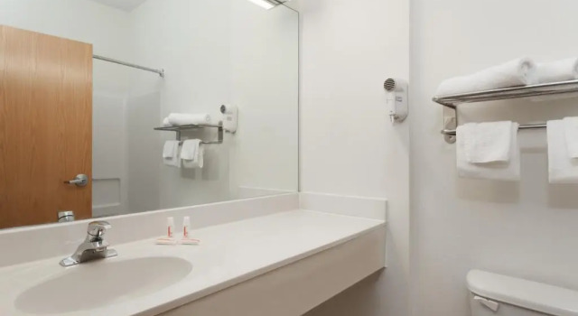 Люкс Days Inn & Suites by Wyndham Cambridge