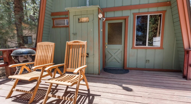 Moose Manor - Getaway To The Mountains, Comfortable Gambrel Style Cabin! Fenced Yard! 3 Bedroom Home
