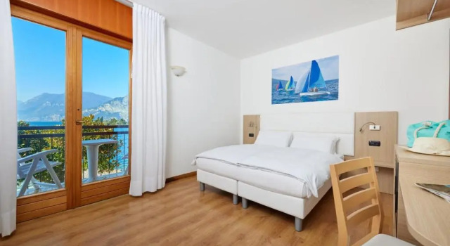 Двухместный номер Standard с видом на озеро Beach Hotel Rosa